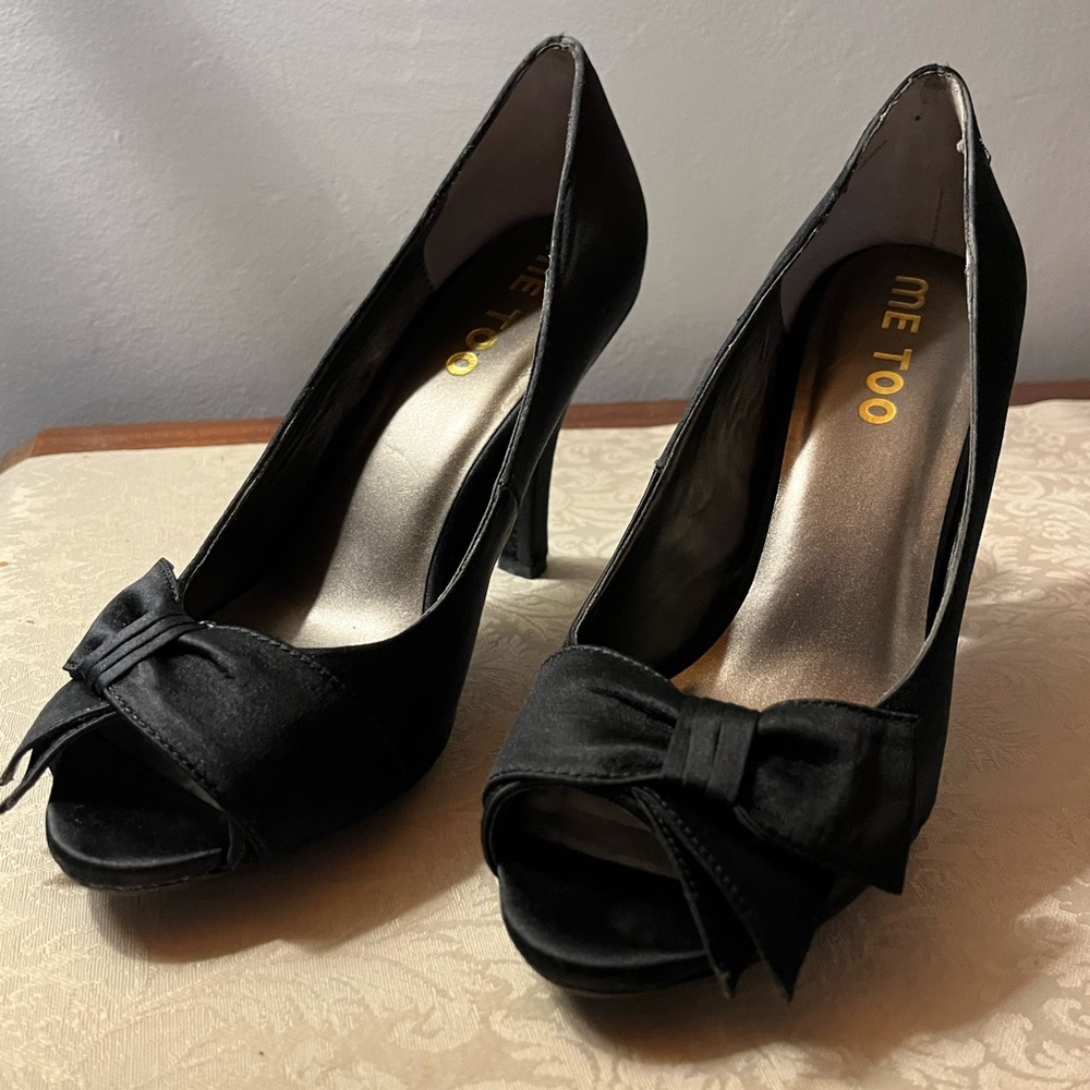 Me Too bow tie heels only worn once — box included